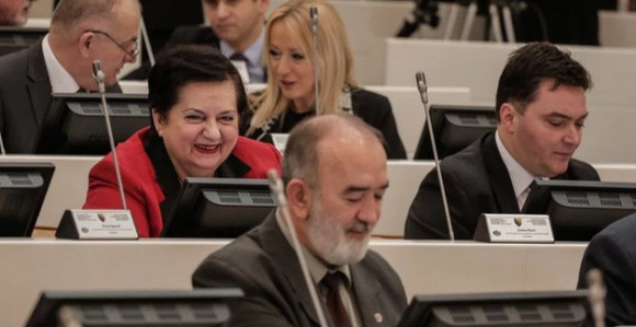 SNSD glasao protiv  Srba?