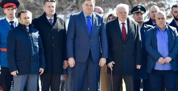Dodik: ''Bakir me samo gledao...''