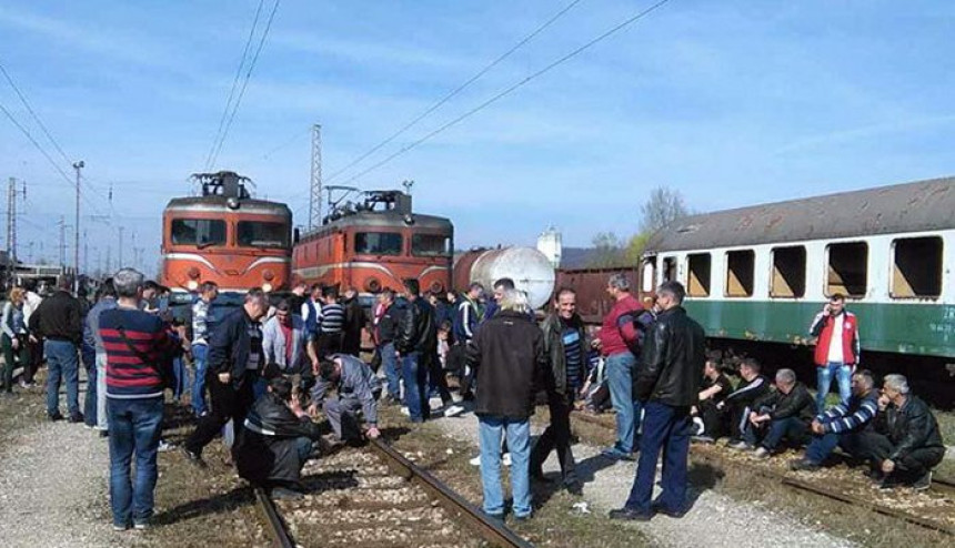 Pruga još pod blokadom