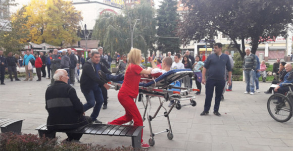 U centru Čačka izboden mladić