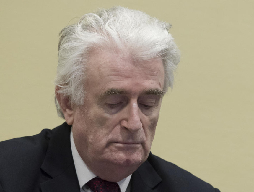 Crno odijelo i ledeno lice