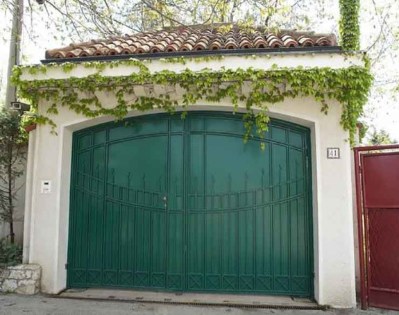 Uoči sahrane, pustoš pred kućom