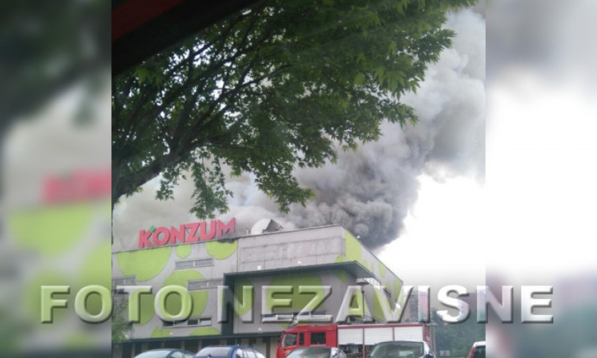 Сарајево: Три сата гасе пожар у "Конзуму"