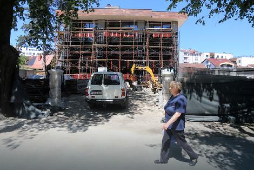 Нико не поступа по одлуци суда