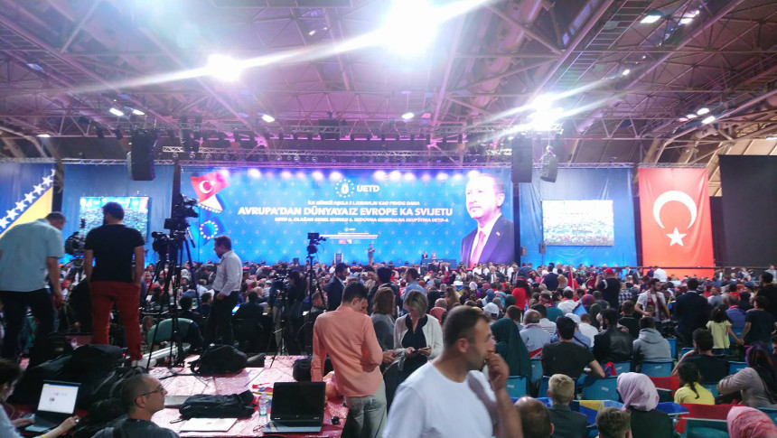 Na skupu uzvikuju "Alahu ekber"