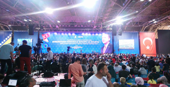 Na skupu uzvikuju "Alahu ekber"