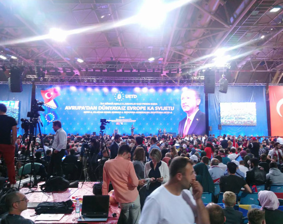 Na skupu uzvikuju "Alahu ekber"