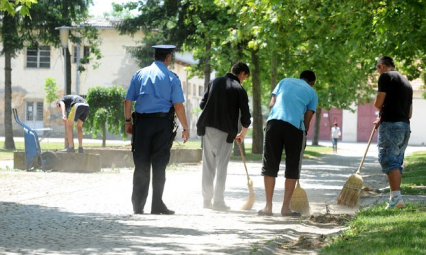 Веома мале казне за малољетне преступнике