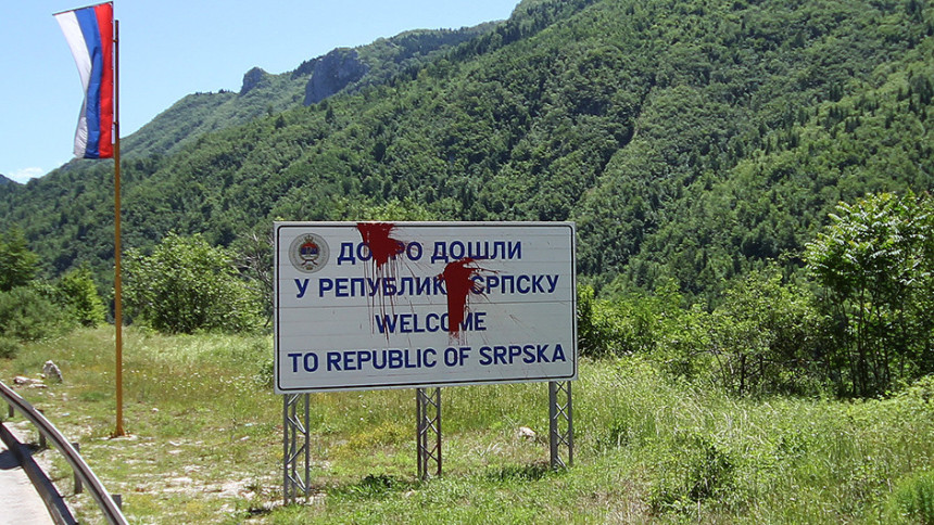 Farbom na tablu “Dobrodošli u Srpsku”