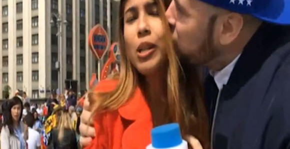 Navijač novinarku uhvatio za grudi