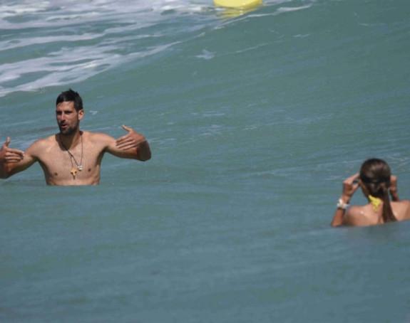 Đoković i Jelena uživaju u talasima