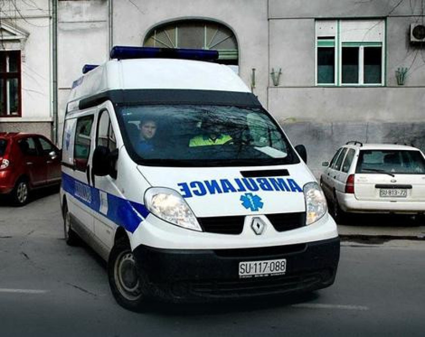 Čovjek mučen i bori se za život