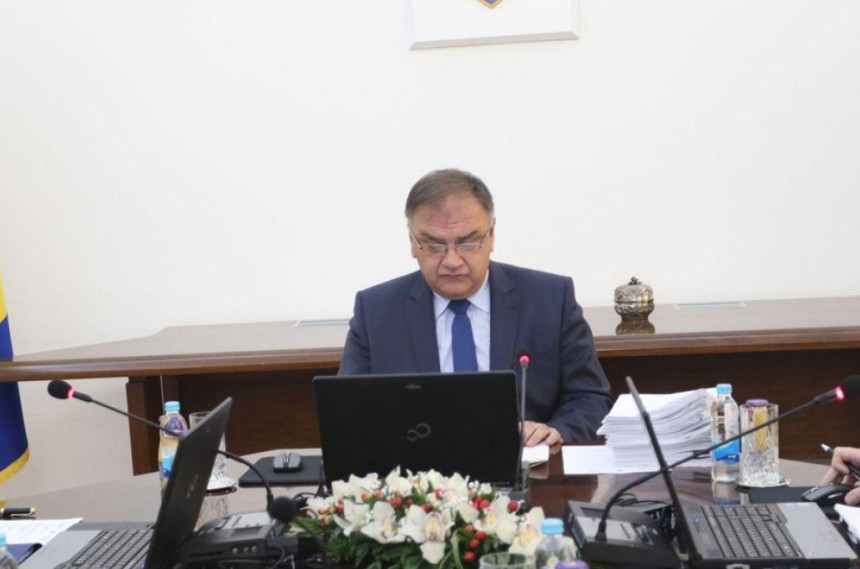 Ne družim se sa političarima