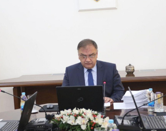 Ne družim se sa političarima