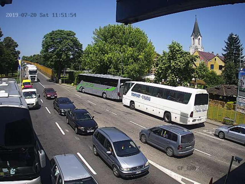 Pojačan saobraćaj na više prelaza