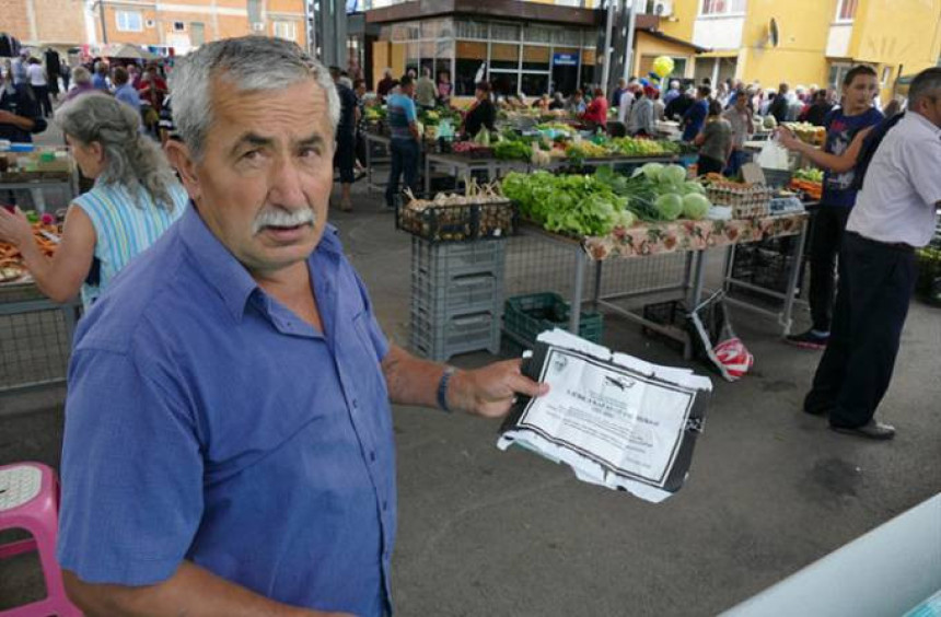 Četiri decenije skuplja posmrtnice u Vitezu