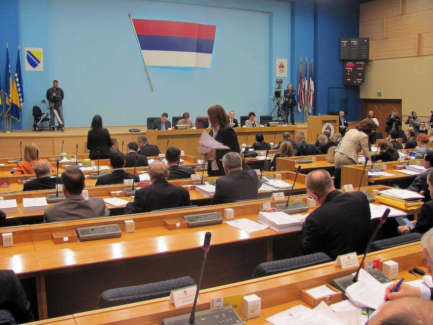 Dobro plaćeno ćutanje u Parlamentu Srpske 
