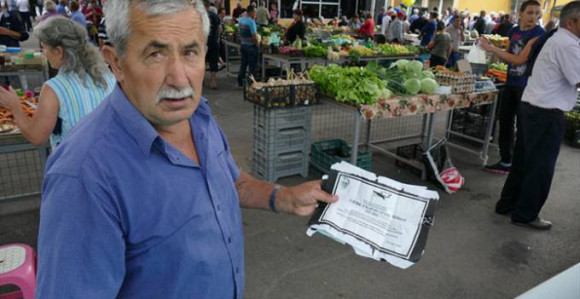 Četiri decenije skuplja posmrtnice u Vitezu