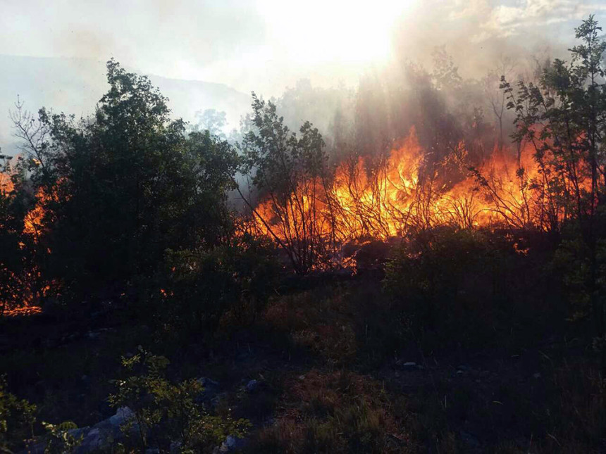 Veliki požar zahvatio Ljubinje