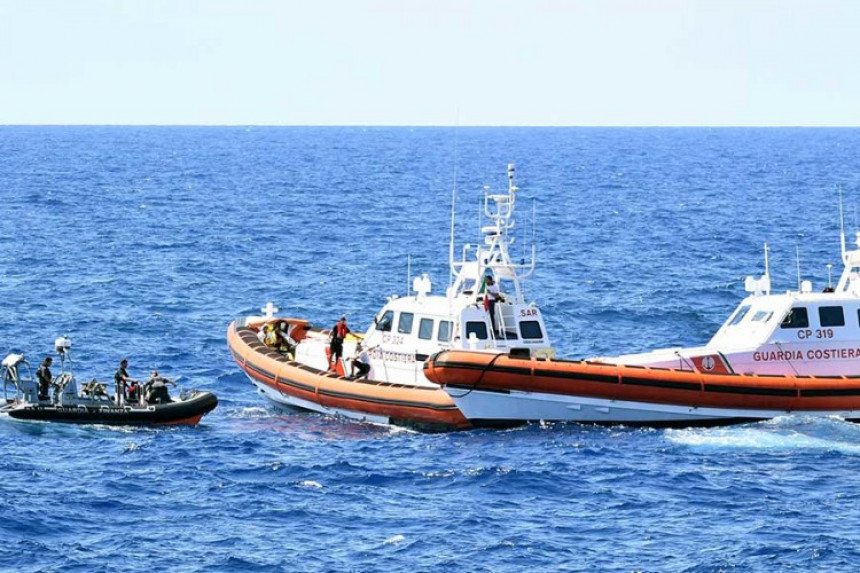 Брод са мигрантима потонуо код Либије?