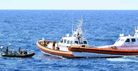 Брод са мигрантима потонуо код Либије?