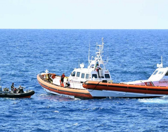 Брод са мигрантима потонуо код Либије?