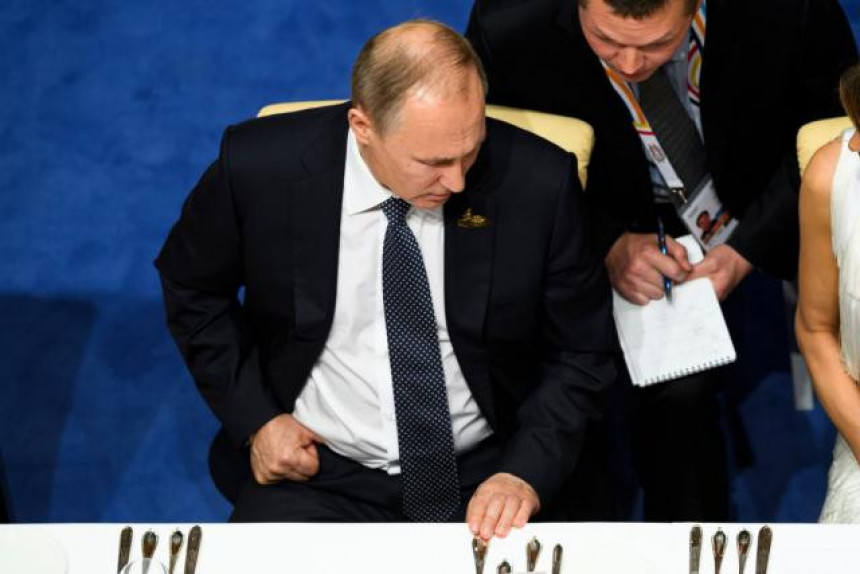 Путин: Ништа долар, само рубља