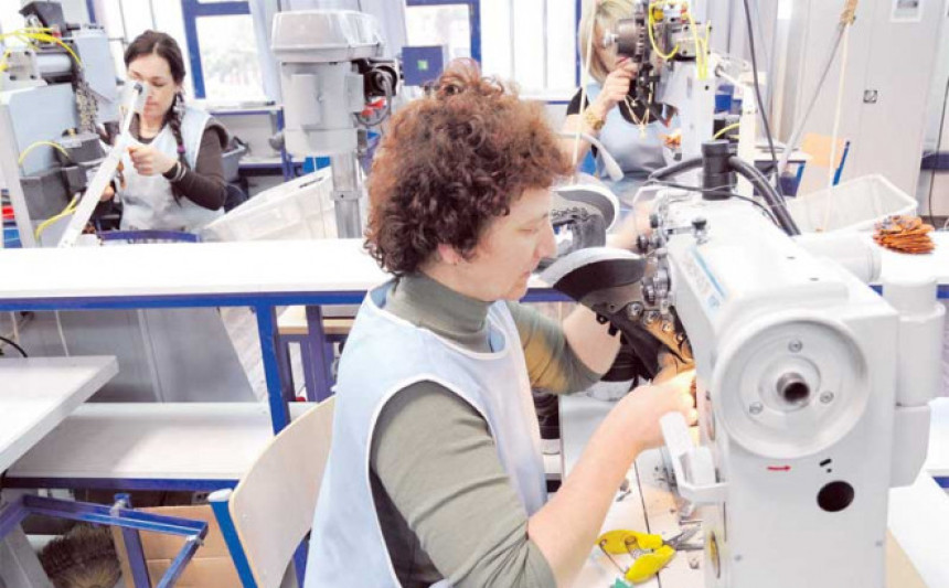 Platu do 600 KM prima polovina zaposlenih u RS