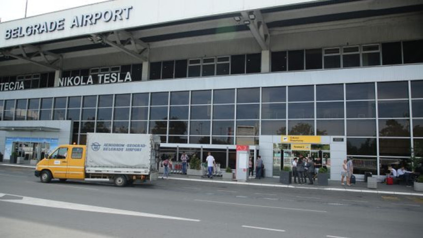 Sudar cisterne i kamiona na pisti aerodroma u BG