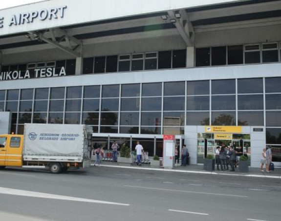 Sudar cisterne i kamiona na pisti aerodroma u BG
