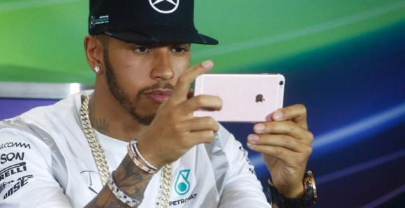 Hamiltonu ne pada na pamet da se odrekne "selfija"!
