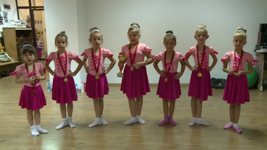 Малене плесачице окићене златом  