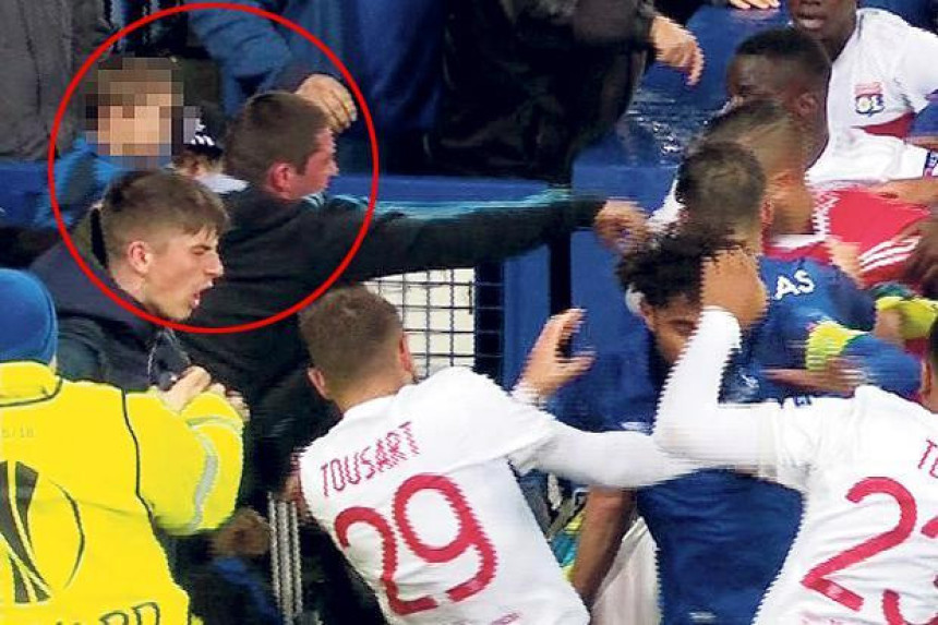 NIJE NORMALAN: Sa djetetom u naručju tuče golmana!