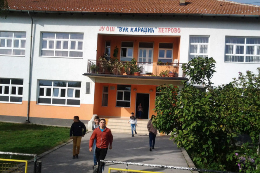 Повратак у школу, али нема плата 