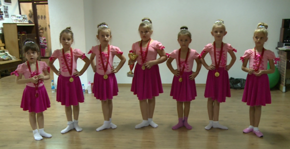 Малене плесачице окићене златом  