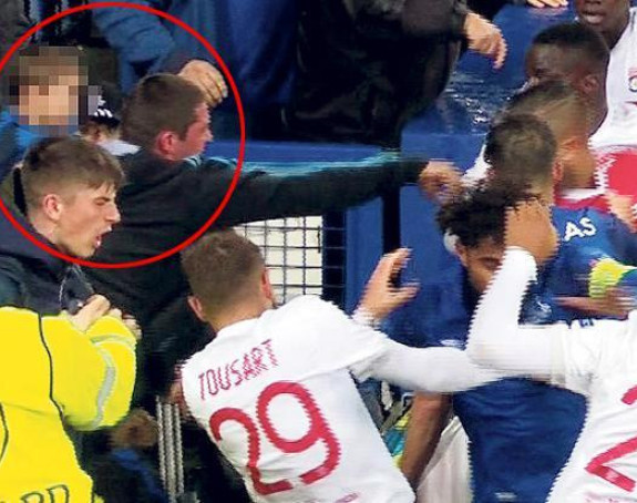 NIJE NORMALAN: Sa djetetom u naručju tuče golmana!