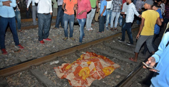 Воз налетио на људе у Индији