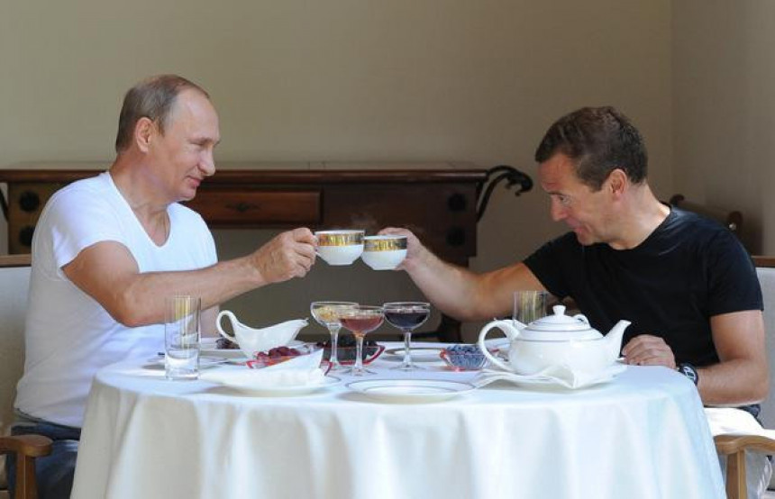 Димитриј Медведев пије српски јогурт