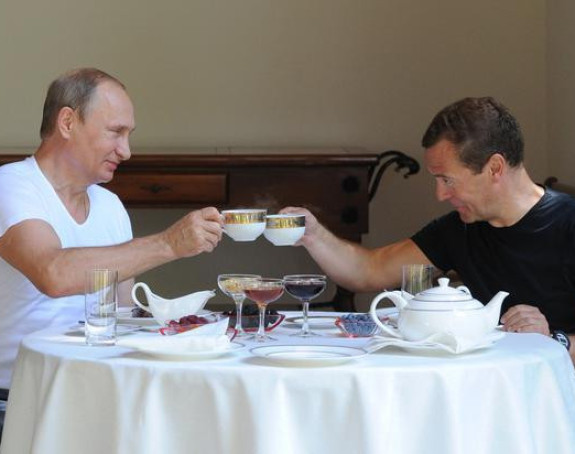 Димитриј Медведев пије српски јогурт