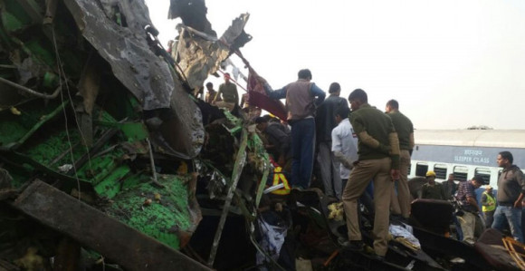 Voz izletio iz šina, na desetine mrtvih!