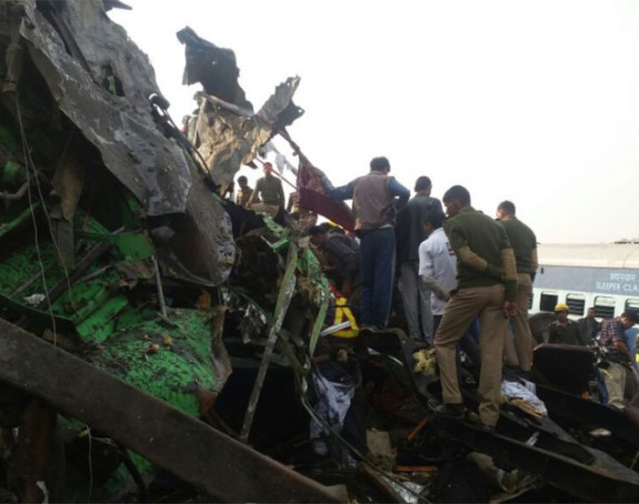 Voz izletio iz šina, na desetine mrtvih!