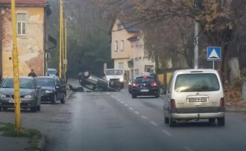 Udario u stub pa se prevrnuo 