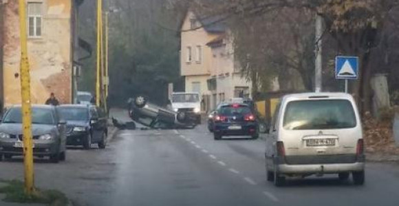 Udario u stub pa se prevrnuo 