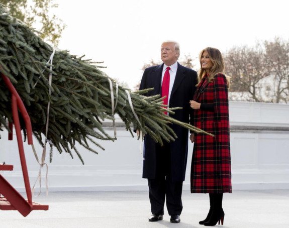 Трамп и Меланија дочекали јелку