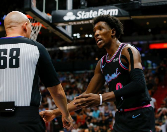 Ричардсон кажњен 25.000 долара - бацио патику у публику!