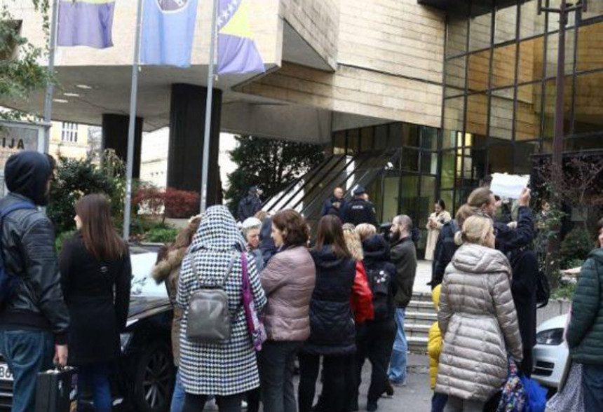 Protest ispred parlamenta zbog djece iz Pazarića