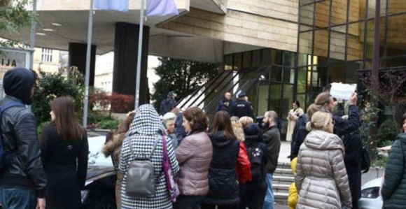 Protest ispred parlamenta zbog djece iz Pazarića