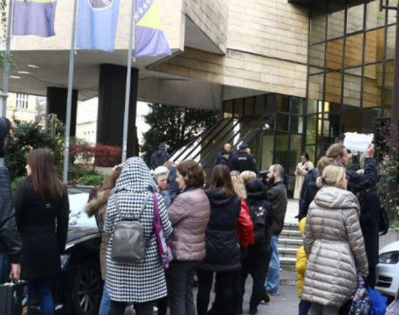 Protest ispred parlamenta zbog djece iz Pazarića