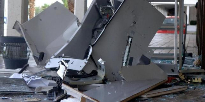 Pljačkaši noćas minirali bankomat