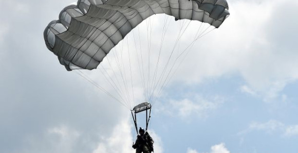 Падобранац из Србије пао на жице